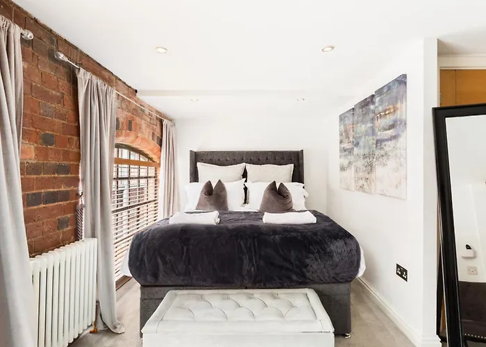 High End Luxury Townhouse In Jq, 4 Bedrooms, Flat Screen Tv In All Rooms, Free Parking, Near Birmingham City Centre Deposit Required