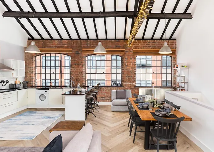 High End Luxury Townhouse In Jq, 4 Bedrooms, Flat Screen Tv In All Rooms, Free Parking, Near Birmingham City Centre Deposit Required