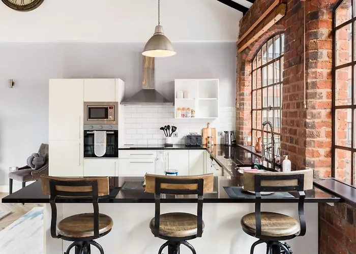 High End Luxury Townhouse In Jq, 4 Bedrooms, Flat Screen Tv In All Rooms, Free Parking, Near Birmingham City Centre Deposit Required