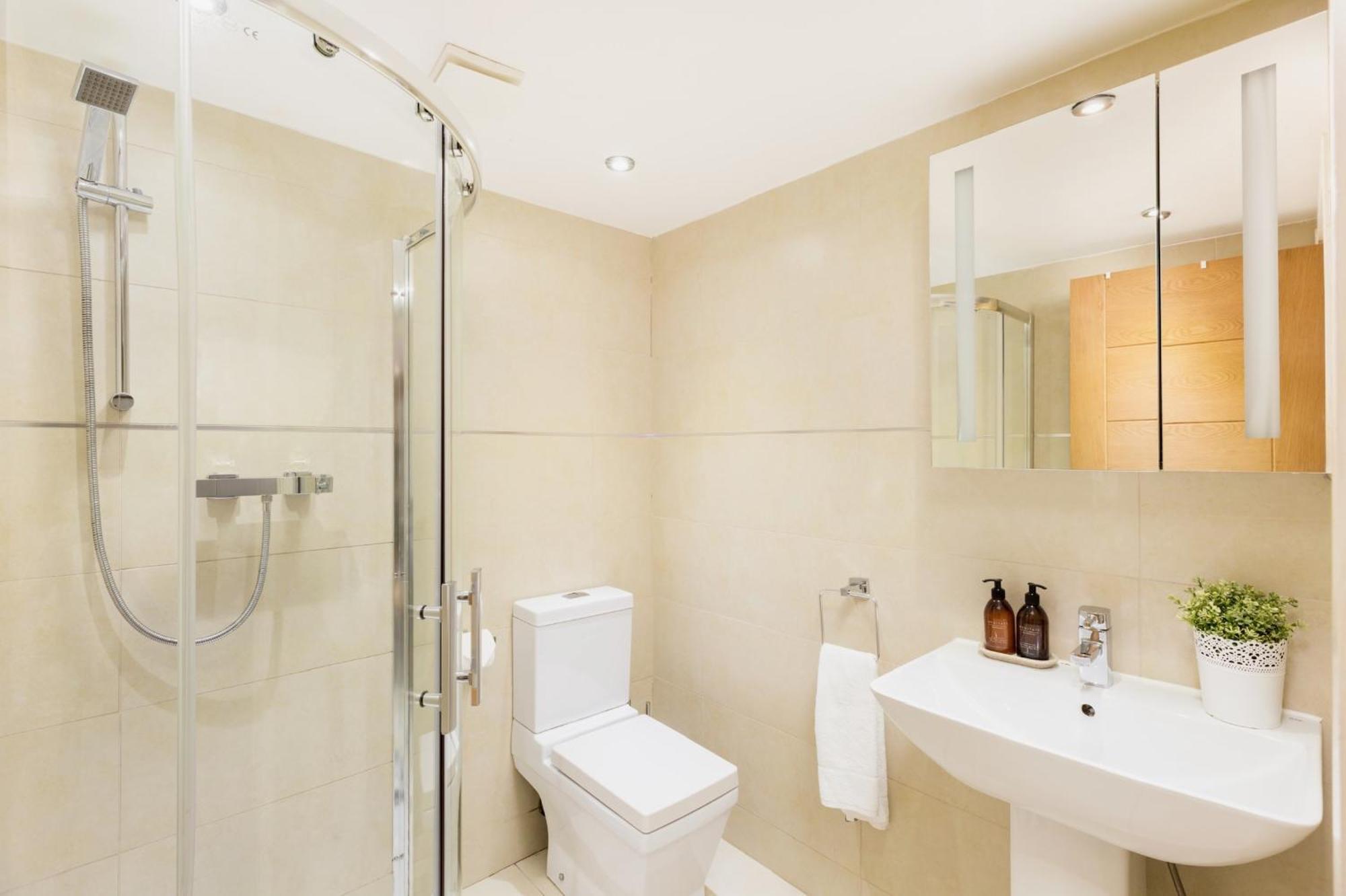 Сasa de vacaciones High End Luxury Townhouse In Jq, 4 Bedrooms, Flat Screen Tv In Rooms, Free Parking, Near Centre Deposit Required