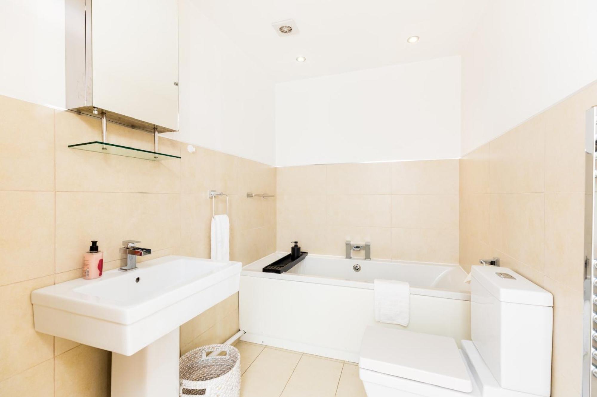 High End Luxury Townhouse In Jq, 4 Bedrooms, Flat Screen Tv In Rooms, Free Parking, Near Centre Deposit Required Сasa de vacaciones Birmingam
