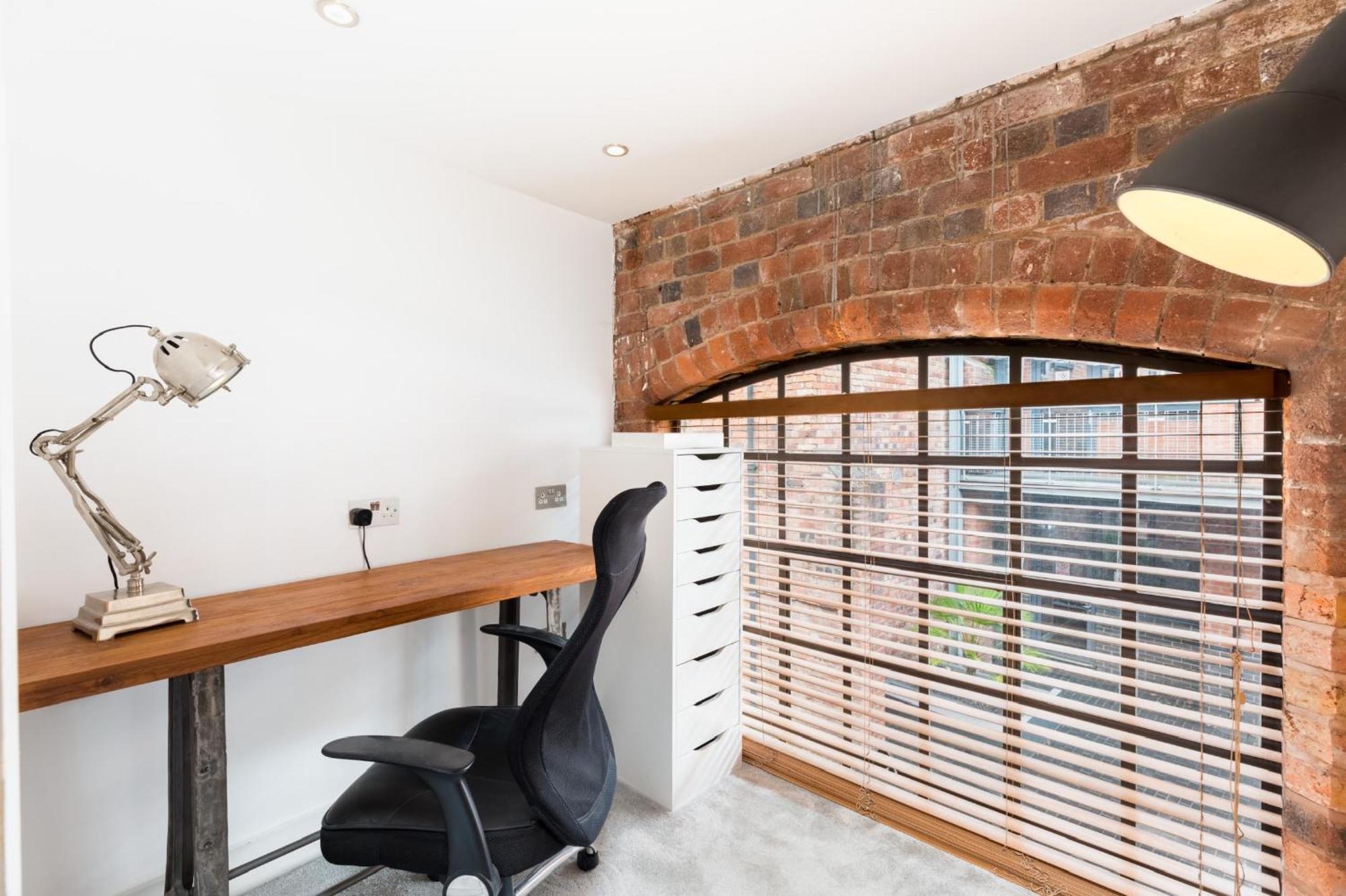 High End Luxury Townhouse In Jq, 4 Bedrooms, Flat Screen Tv In Rooms, Free Parking, Near Centre Deposit Required Birmingam