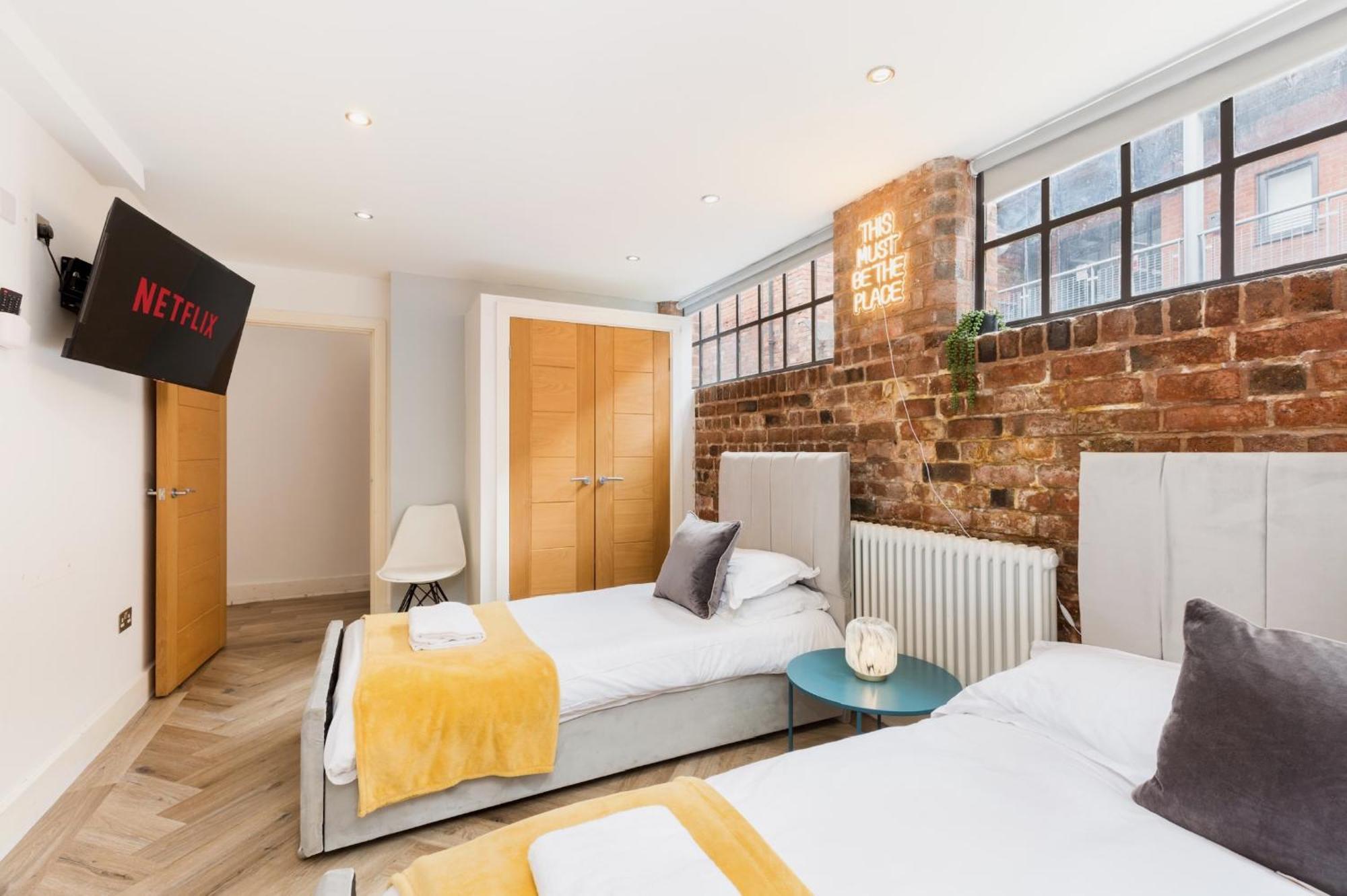 High End Luxury Townhouse In Jq, 4 Bedrooms, Flat Screen Tv In Rooms, Free Parking, Near Centre Deposit Required Сasa de vacaciones