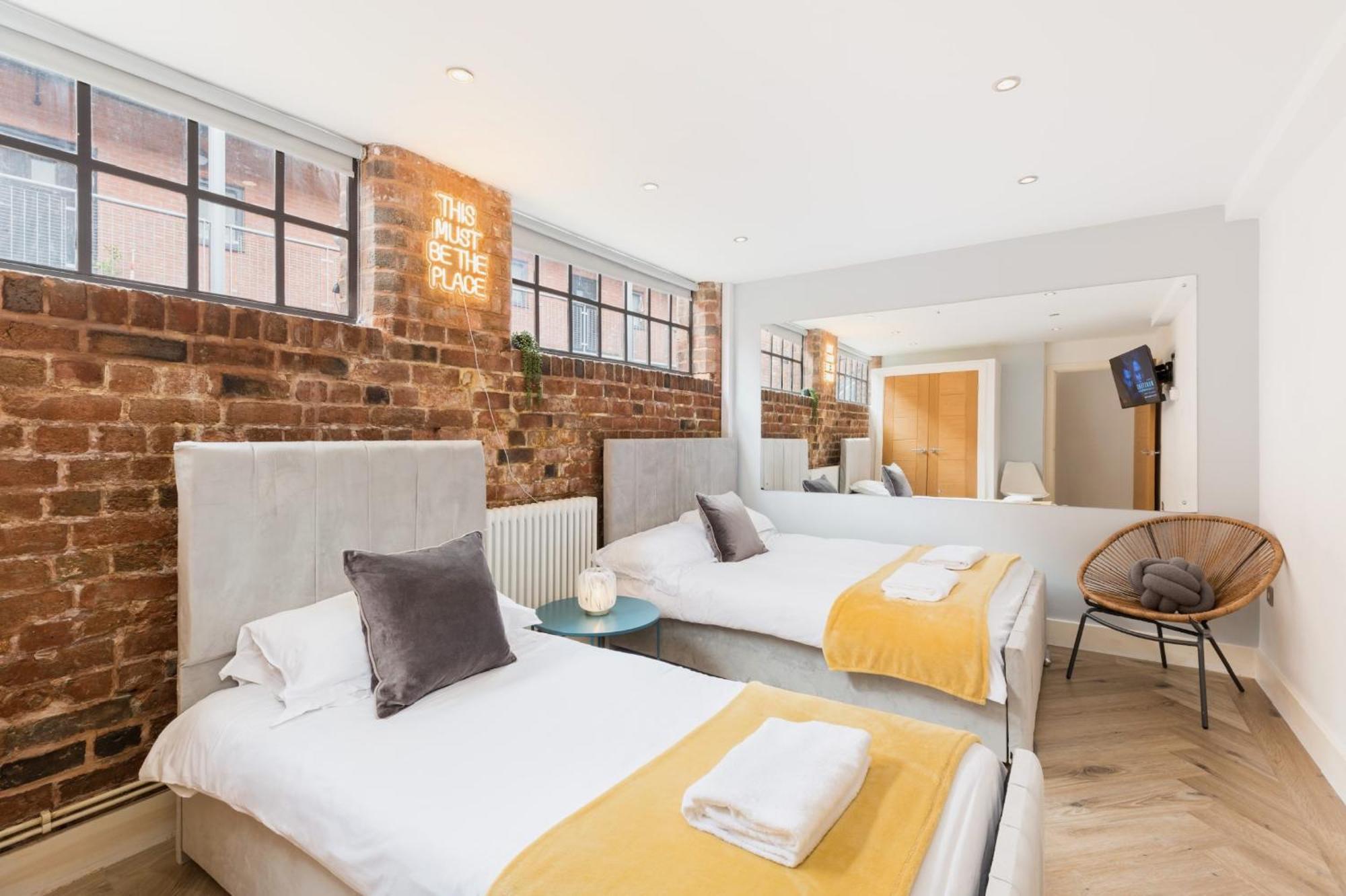 High End Luxury Townhouse In Jq, 4 Bedrooms, Flat Screen Tv In Rooms, Free Parking, Near Centre Deposit Required Сasa de vacaciones *
