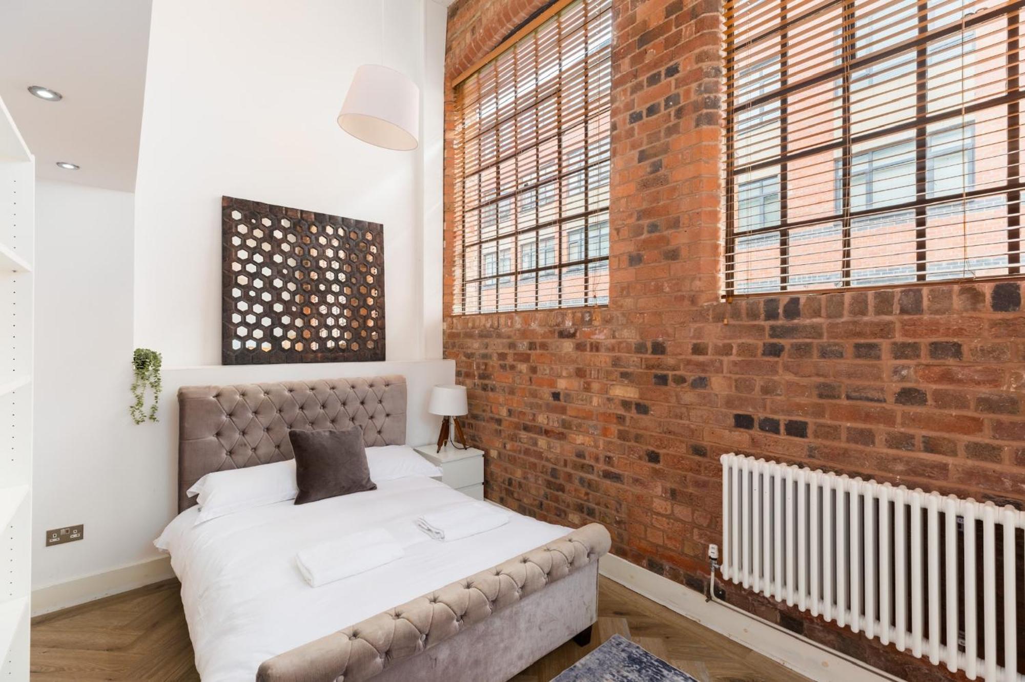 High End Luxury Townhouse In Jq, 4 Bedrooms, Flat Screen Tv In Rooms, Free Parking, Near Centre Deposit Required Сasa de vacaciones *